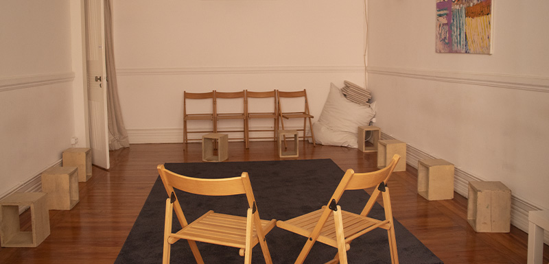 Foto de espaço com várias cadeiras para consultas e formação Centro de Psicologia Manuel Peixoto em Lisboa.