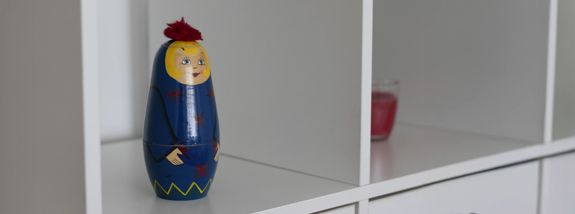 Prateleira com figura decorativa de uma boneca matriosca, presente no escritório do CPMP em Lisboa.