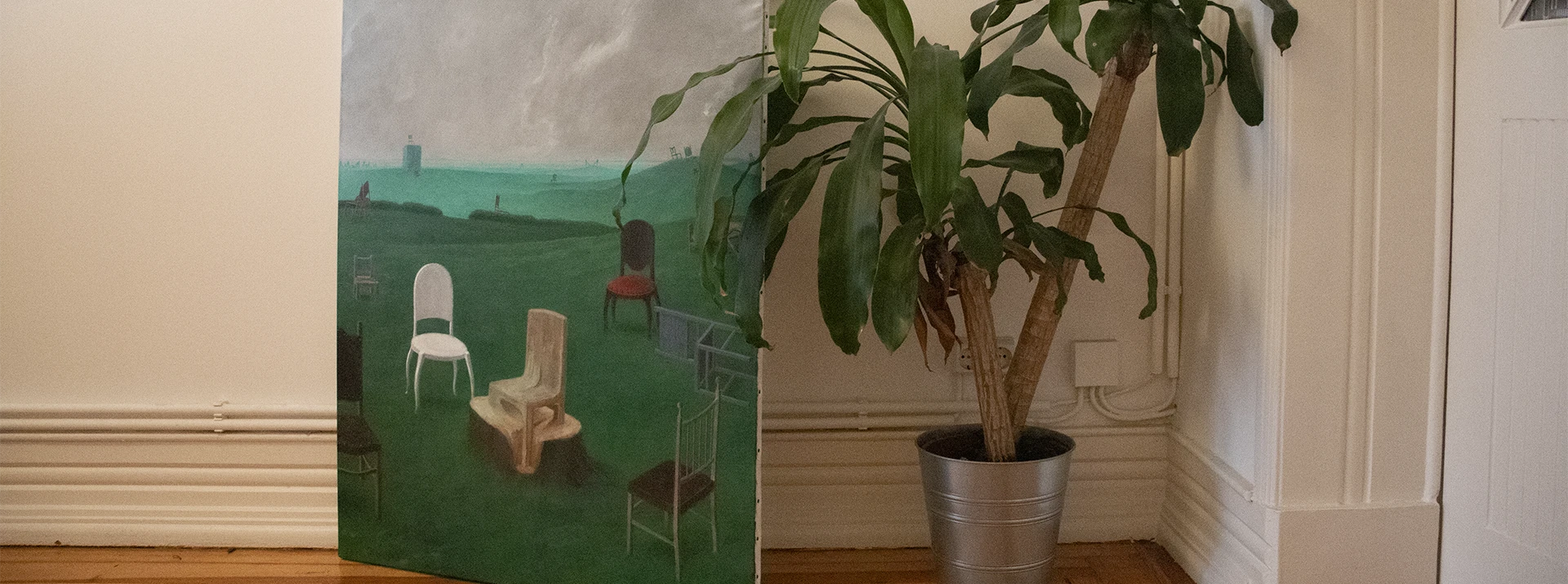 Pintura com várias cadeiras em diferentes posições junto a uma planta no escritório CPMP, no qual se dedicam também à formação e supervisão de psicólogos e psicoterapeutas.