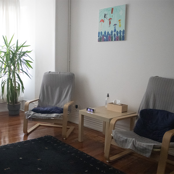 Poltronas num dos gabinetes de terapia do Centro de Psicologia Manuel Peixoto em Lisboa.