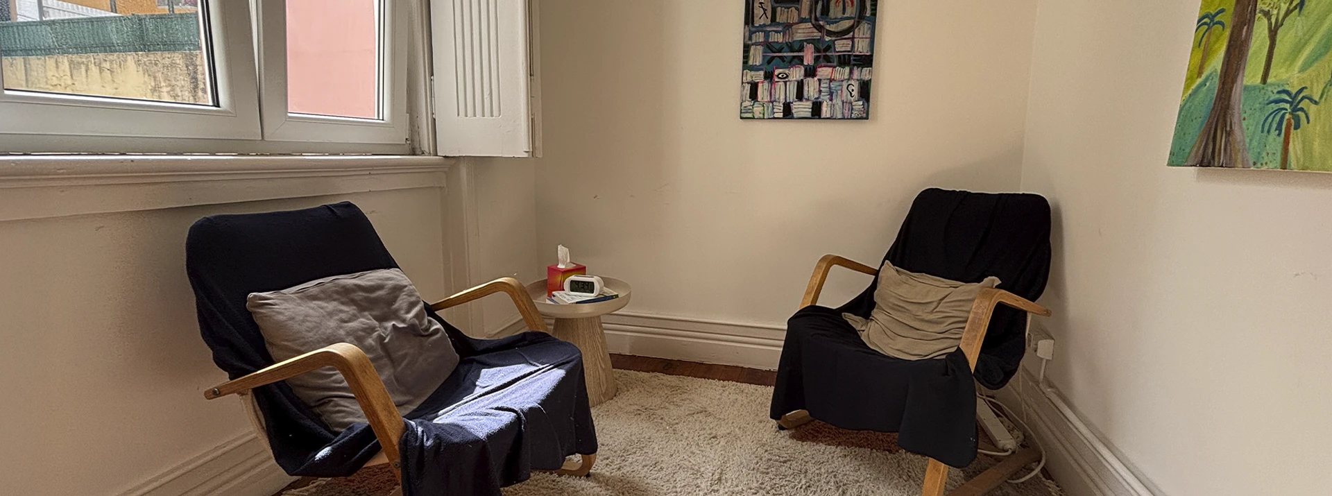 Poltronas num dos consultórios de terapia do Centro de Psicologia Manuel Peixoto em Lisboa.
